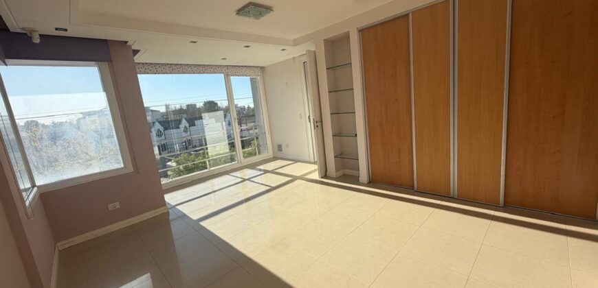 EXCEPCIONAL CASA CON PILETA